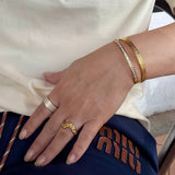 Lolly armring med rustik hamret look